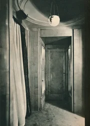 Petit vestibule avec placards en sycomore blanc, vers 1925