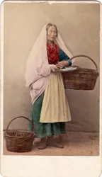 Petit métier : un marchand tenant des paniers en osier, Venise. 19ème siècle Impression sur carton Dim. 10,6x6,4 cm