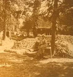Soldat devant une tranchée, Bois des Loges, nord de la France, vers 1914-1918