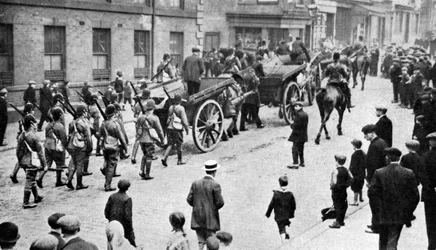 Soldats escortant des charrettes de charbon pendant la grève, Sheffield, vers 1920