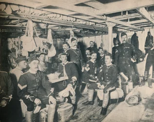 Soldats dans une cabine de transport, vers 1900