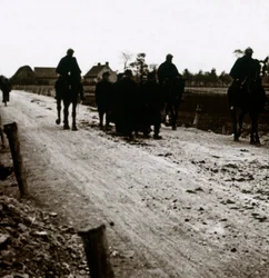 Soldats sur une route