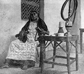 Femme somalienne fumant une chicha, Aden, 1922