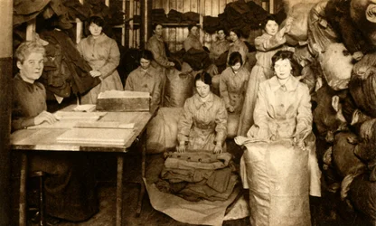 Tri des uniformes au magasin de vêtements WAAC, Première Guerre mondiale, 1914-1918, 1933