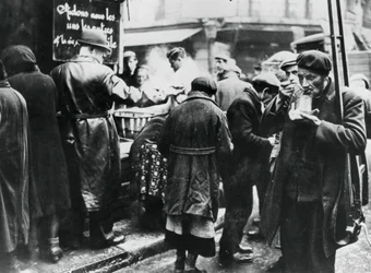 Soupe populaire pour les nécessiteux, les Halles, Paris occupé par les Allemands, février 1941