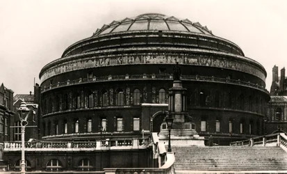 Entrée sud du Royal Albert Hall, Londres, début du 20e siècle