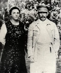 Le dirigeant soviétique Joseph Staline avec sa seconde épouse Nadejda Allilouïeva, fin des années 1920