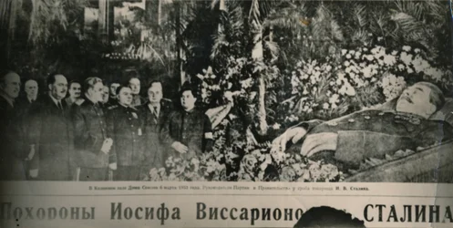 Les dirigeants soviétiques se recueillent devant la bière de Staline ornée de fleurs dans la salle des Colonnes de Moscou. Derrière le chef