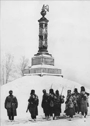 Soldats soviétiques au monument aux héros de la guerre de 1812 dans le village de Tarutino Kaluga