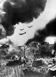 Tanks et avions soviétiques lançant une attaque, Russie, 1943
