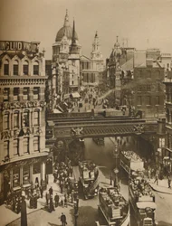 Flèche de St. Martins Ludgate silhouettée contre la masse de St. Pauls, vers 1935