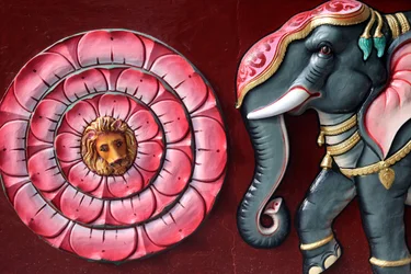 Temple hindou Sri Vadapathira Kaliamman. Éléphant et fleur de lotus. Singapour