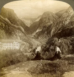 Hôtel de Stalheim et sa vue superbe, à travers le célèbre Naerodal, Norvège, 1905