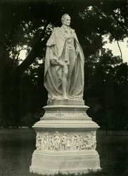 Statue de Lord Curzon dans les jardins du Victoria Memorial Hall, 1925