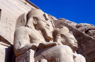 Statues de Ramsès II, devant le temple principal, Abou Simbel, Égypte, début du 13e siècle av. J.-C.