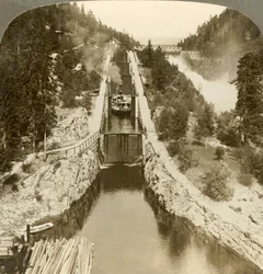 Bateau à vapeur gravissant une colline à côté de la cascade de Vrang, par écluses à Bandak-Nordsjo, Norvège, vers 1905