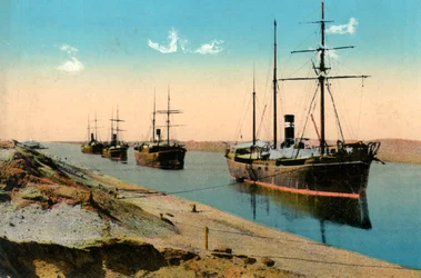 Vapeurs passant par le canal de Suez, Égypte, 20e siècle