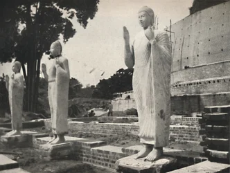 Statues de pierre devant la restauration de la Ruwanwali-Dagoba, Anuradhapura, 1926