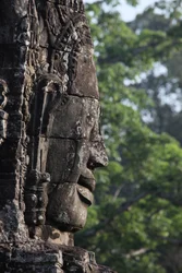 Visages de pierre sur les tours du temple Bayon à Angkor Thom qui peuvent représenter Jayavarman VII en tant que bodhisattva, Siem Reap, Cambodge