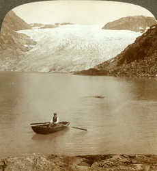 Courant de glace solide, glacier de Hardanger et lac où il fond, Norvège, vers 1905