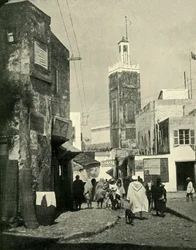 Scène de rue à Tanger, montrant une mosquée, 1902