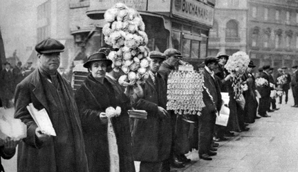 Marchands ambulants vendant des accessoires de football à Walham Green, Londres, 1926-1927