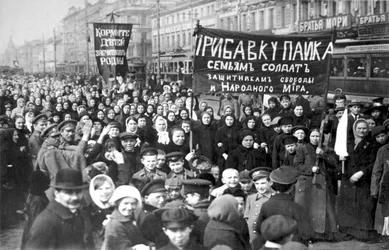 Grévistes de Putilov le premier jour de la Révolution de Février, Saint-Pétersbourg, Russie, 1917