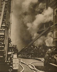 Maîtriser un incendie dans une rue étroite de la ville, vers 1935