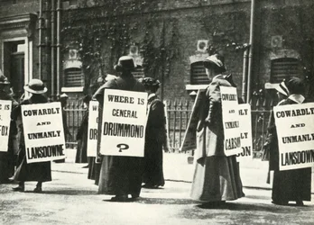 Les suffragettes manifestent devant une prison, Londres, 1914