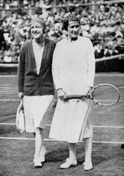 Suzanne Lenglen et Elizabeth Ryan avant leur dernier match en simple à Wimbledon, 1925
