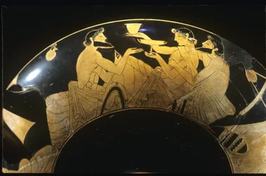 Scène de symposium sur un kylix attique à figures rouges, coupe à vin, 5ème siècle av. J.-C.