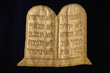 Tables de la loi brodées dans la synagogue Stadttempel