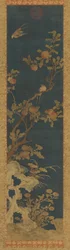 Tapisserie : oiseaux, pêcher, rochers et fleurs sur fond bleu, dynastie Qing, 1644-1911