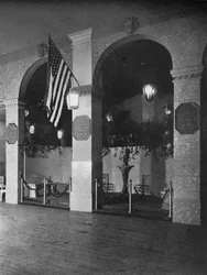 Arches temporaires combinées avec des piliers permanents, 1924