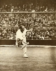 Match de tennis sur le court central à Wimbledon, vers les années 1930, 1935