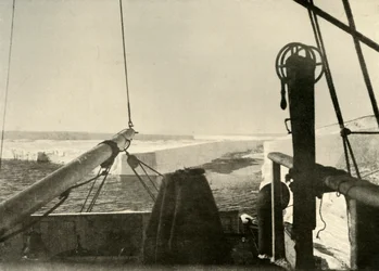 Le bord de la barrière se détachant à quatre miles au sud de Hut Point, vers 1908, 1909