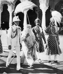 La Bégum de Bhopal escorte le Prince de Galles au Durbar Hall, Inde, 1921