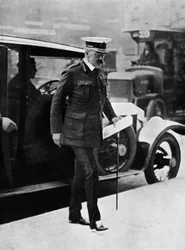 La crise du Cabinet : Lord Kitchener arrivant au ministère de la Guerre, 1915