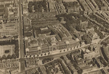 La caméra capture une vue de South Kensington depuis un avion volant bas, vers 1935