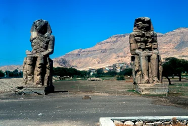 Les colosses de Memnon, près de la Vallée des Rois, Égypte, 14ème siècle av. J.-C.