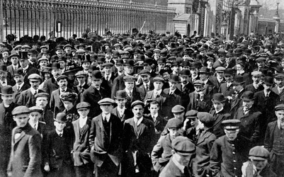 Les foules devant le palais de Buckingham, l