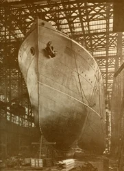 Le Cunard Aurania 14 000 tonnes sur les stocks à Newcastle-On-Tyne, vers 1930
