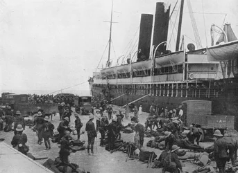 Le corps expéditionnaire des Dardanelles se met en route : Un transport en chargement à Alexandrie, 1915