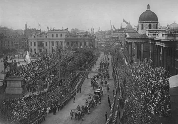 Le jubilé de diamant : Le carrosse de la reine Victoria passant devant la National Gallery, Londres