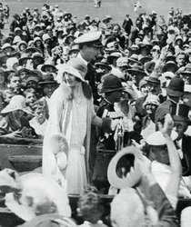Le duc et la duchesse assaillis par la foule à Auckland, 1927, 1937