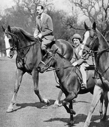 Le duc de Gloucester chevauchant avec la princesse Elizabeth dans le Grand Parc de Windsor