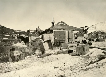 La cabane en été, sacs de charbon à gauche