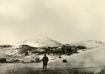 La cabane, avec le mont Erebus en arrière-plan, en automne, 1908, 1909