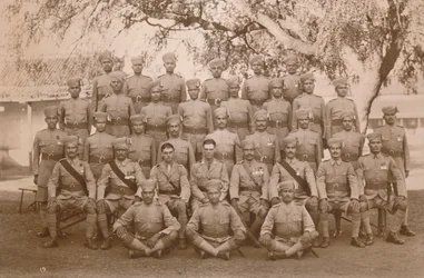 Le peloton indien du premier bataillon, le régiment royal West Kent de la reine. Poona, Inde