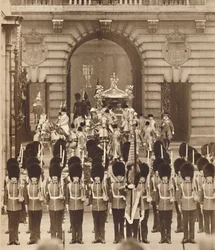 Le roi et la reine quittent le palais pour leur couronnement, 1937
